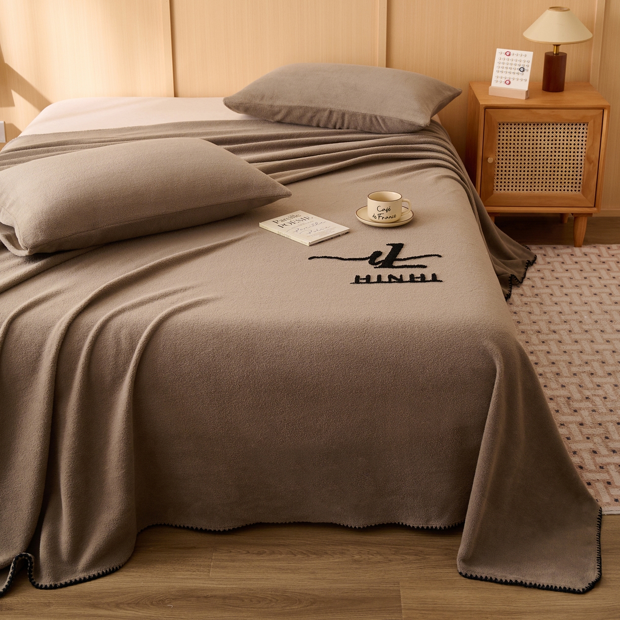 91家纺网 家纺一手货源 找家纺 早晨家纺 2025新款华泰款高克重牛奶绒仿羊绒单床单系列 华泰-奶茶咖