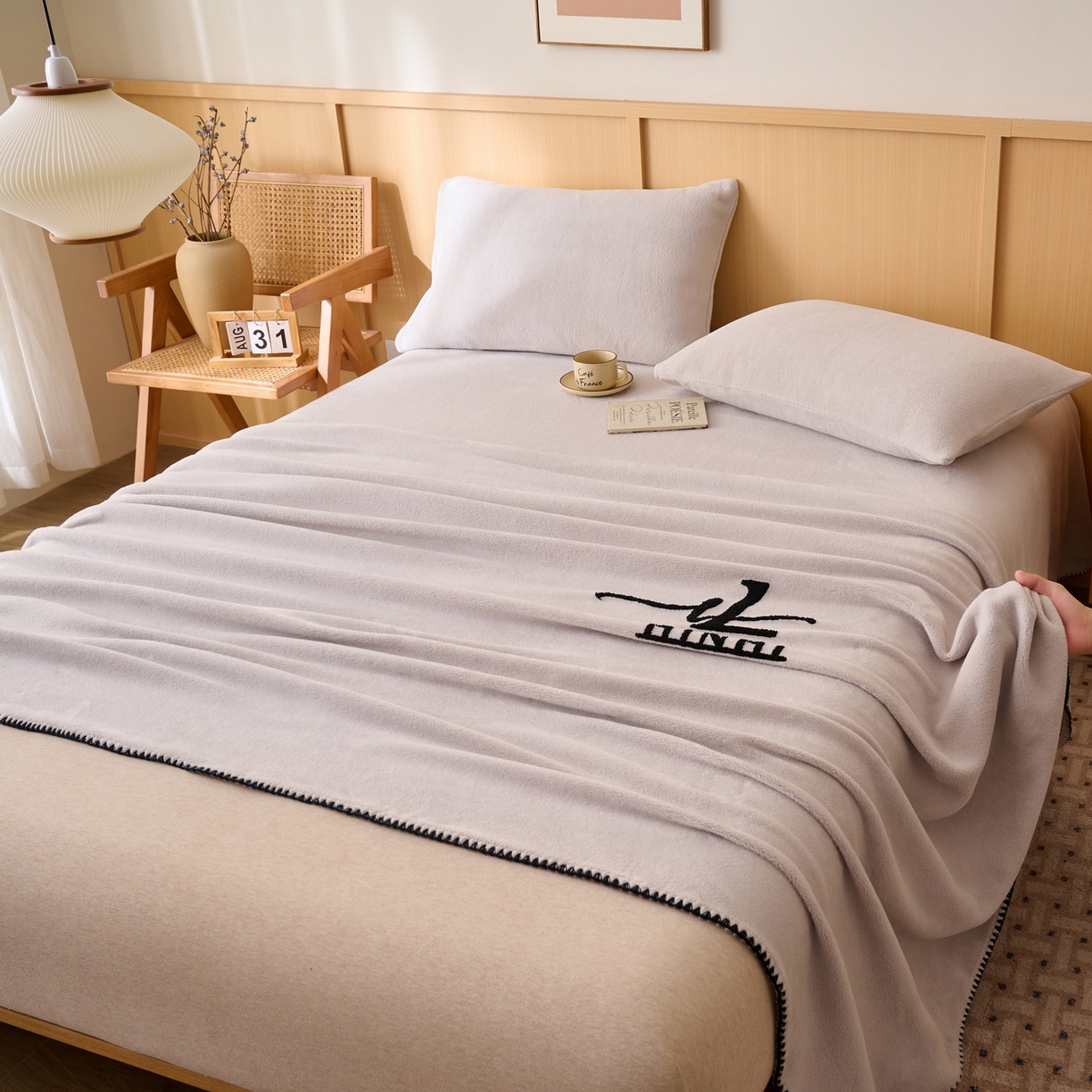 91家纺网 家纺一手货源 找家纺 早晨家纺 2025新款华泰款高克重牛奶绒仿羊绒单床单系列 华泰-银灰