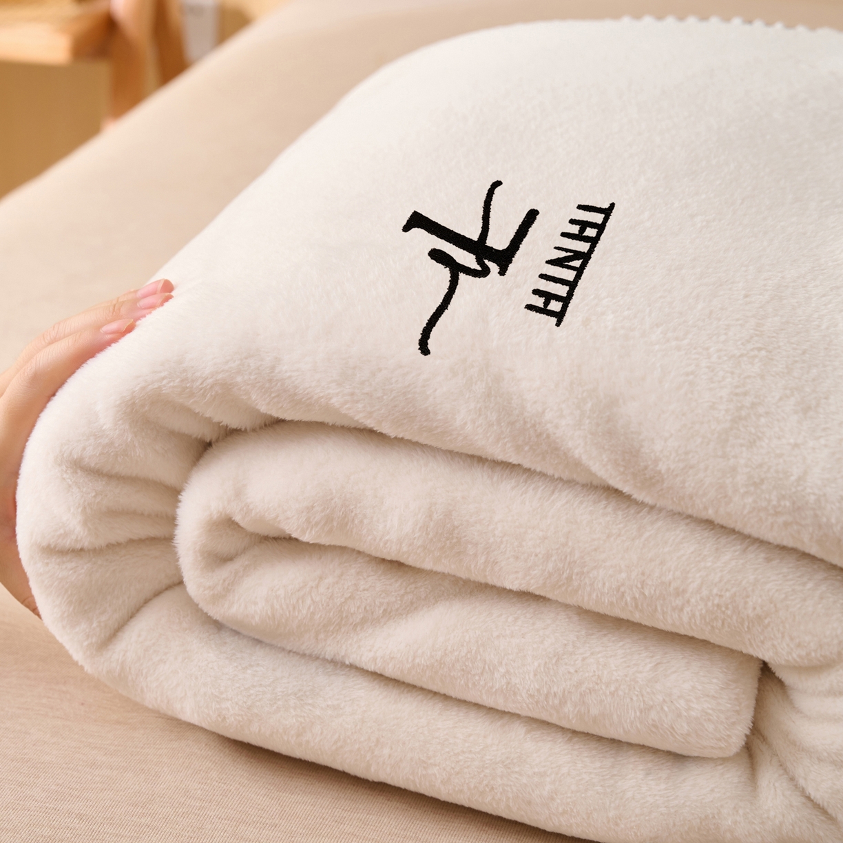 91家纺网 家纺一手货源 找家纺 早晨家纺 2025新款华泰款高克重牛奶绒仿羊绒单床单系列 华泰-奶白