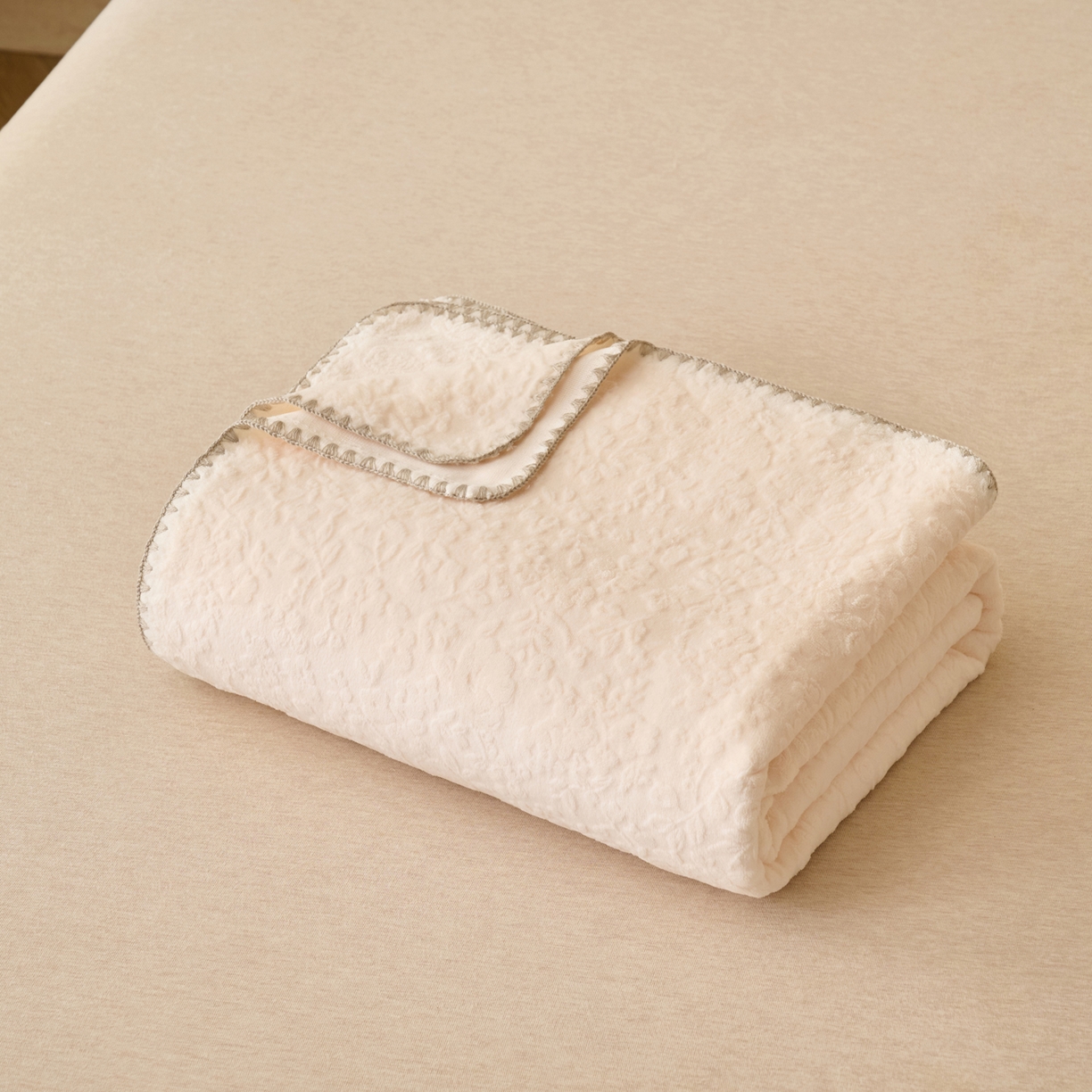 91家纺网 家纺一手货源 找家纺 早晨家纺 2025新款蝴蝶兰款高克重牛奶绒烂花单床单 蝴蝶兰-奶白