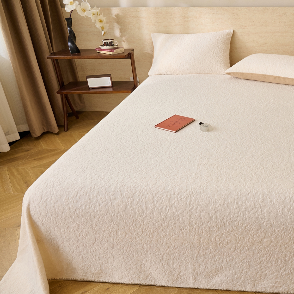 91家纺网 家纺一手货源 找家纺 早晨家纺 2025新款蝴蝶兰款高克重牛奶绒烂花单床单 蝴蝶兰-奶白