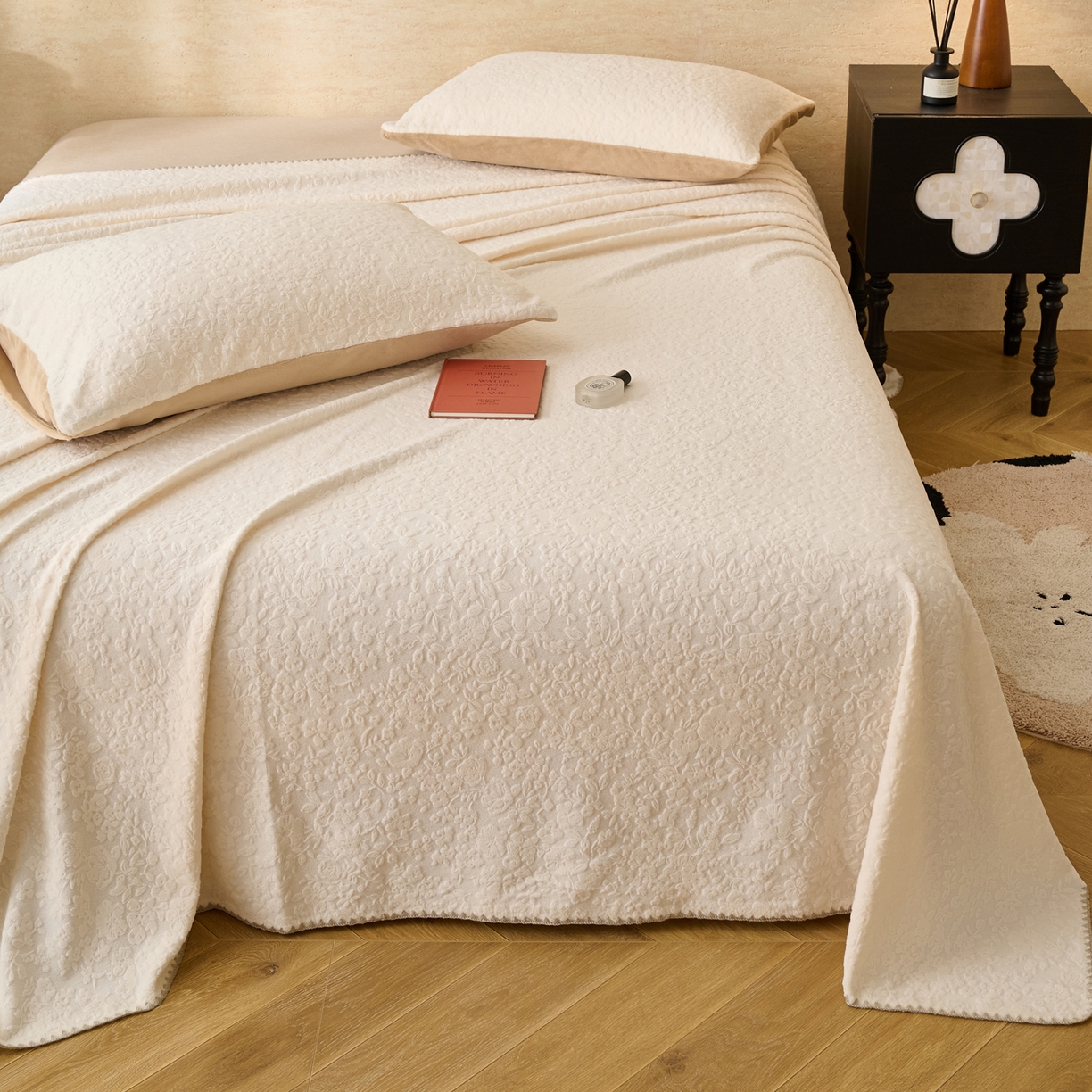 91家纺网 家纺一手货源 找家纺 早晨家纺 2025新款蝴蝶兰款高克重牛奶绒烂花单床单 蝴蝶兰-奶白