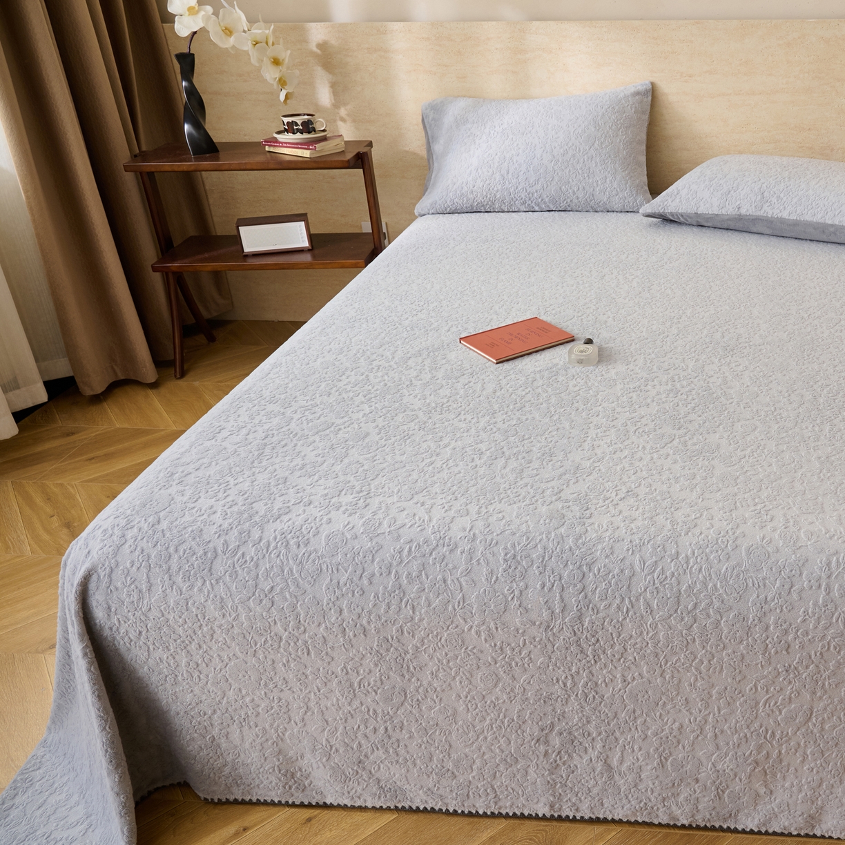 91家纺网 家纺一手货源 找家纺 早晨家纺 2025新款蝴蝶兰款高克重牛奶绒烂花单床单 蝴蝶兰-银灰