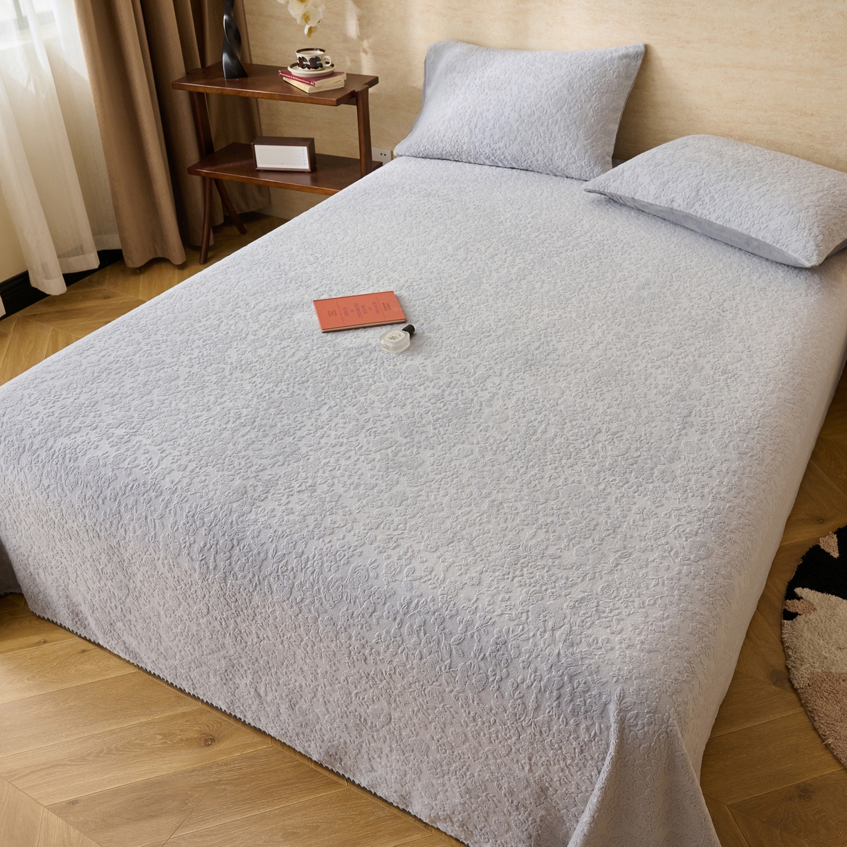 91家纺网 家纺一手货源 找家纺 早晨家纺 2025新款蝴蝶兰款高克重牛奶绒烂花单床单 蝴蝶兰-银灰