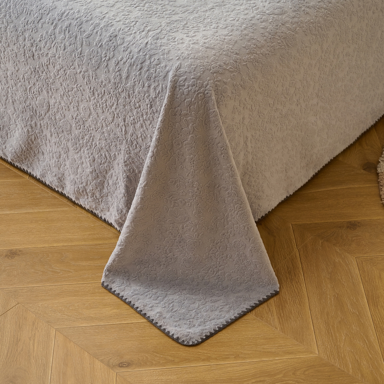 91家纺网 家纺一手货源 找家纺 早晨家纺 2025新款蝴蝶兰款高克重牛奶绒烂花单床单 蝴蝶兰-银灰