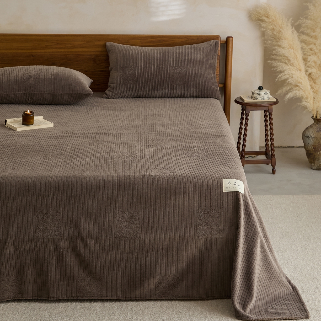 91家纺网 家纺一手货源 找家纺 早晨家纺 2025新款红金龙纯色烂花牛奶绒床单 米澜-奶咖