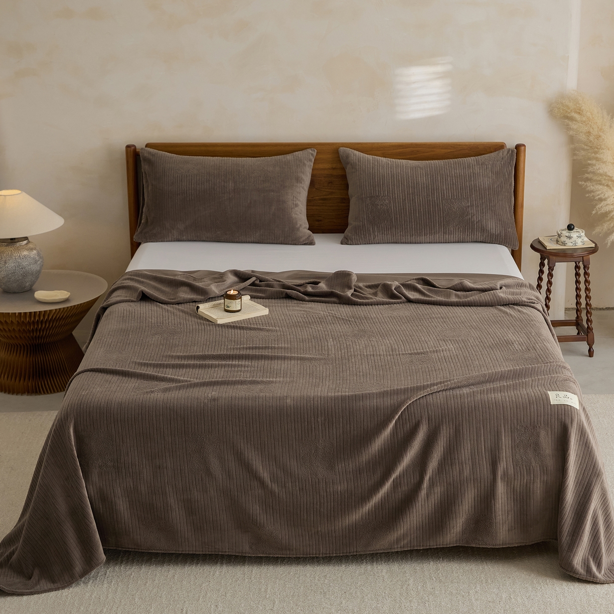 91家纺网 家纺一手货源 找家纺 早晨家纺 2025新款红金龙纯色烂花牛奶绒床单 米澜-奶咖