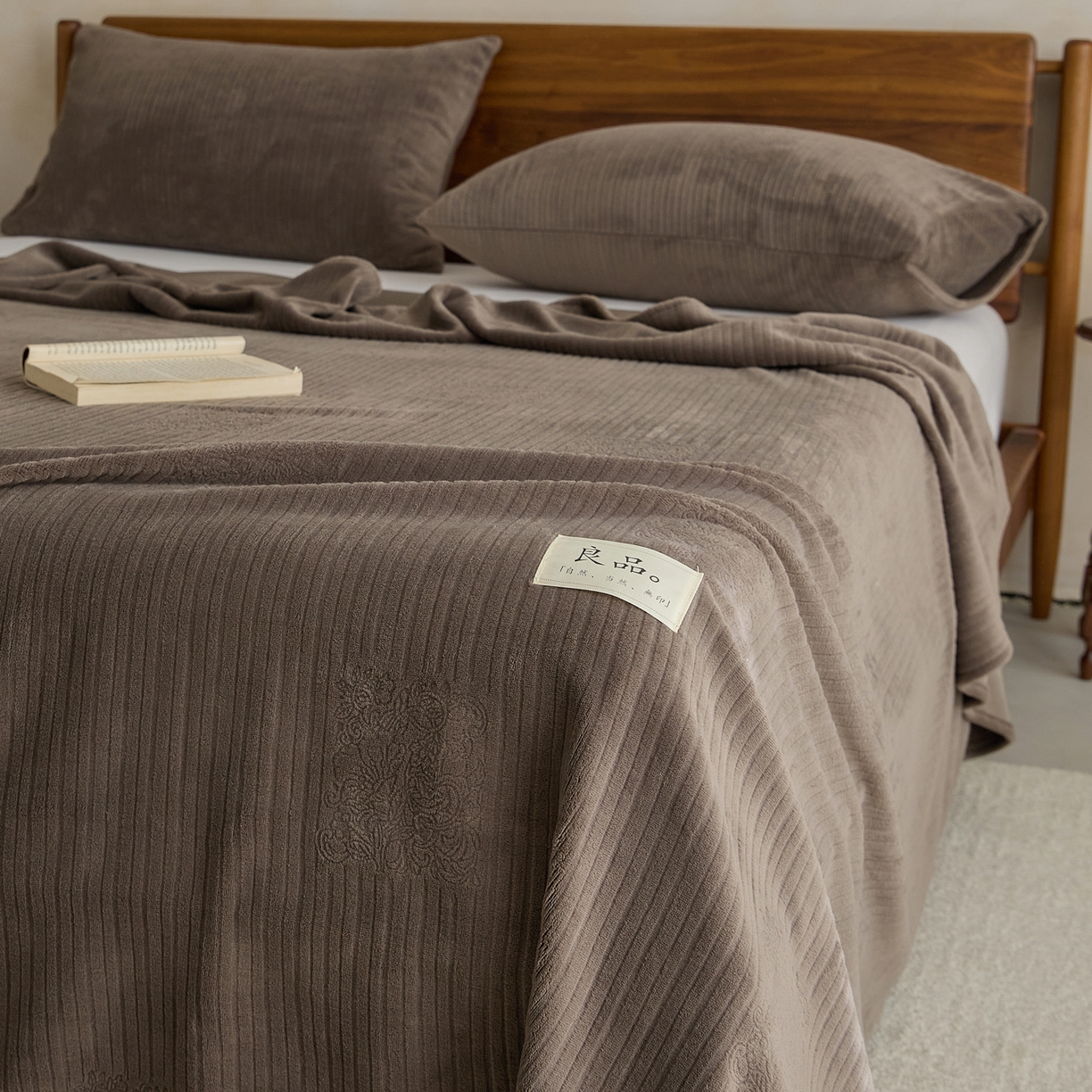 91家纺网 家纺一手货源 找家纺 早晨家纺 2025新款红金龙纯色烂花牛奶绒床单 米澜-奶咖