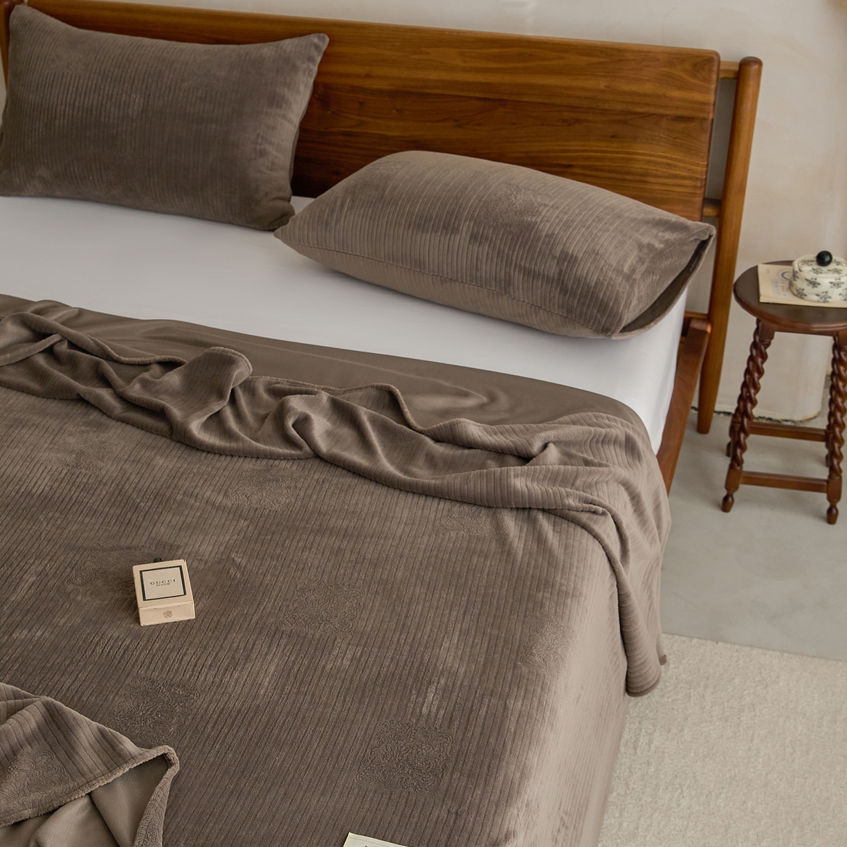 91家纺网 家纺一手货源 找家纺 早晨家纺 2025新款红金龙纯色烂花牛奶绒床单 米澜-奶咖