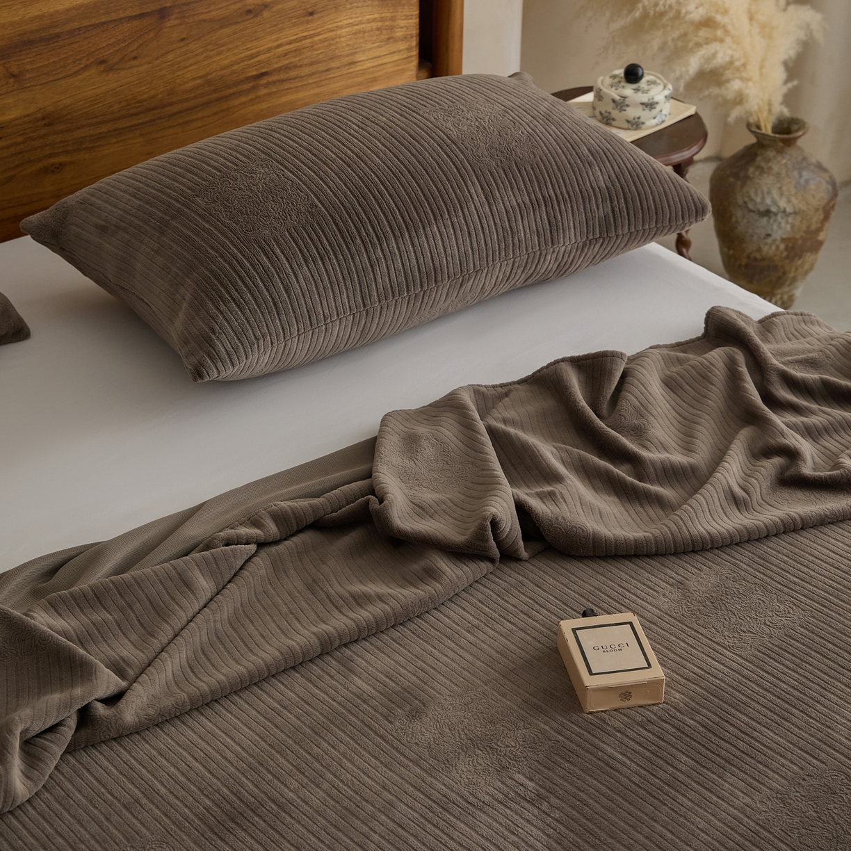 91家纺网 家纺一手货源 找家纺 早晨家纺 2025新款红金龙纯色烂花牛奶绒床单 米澜-奶咖