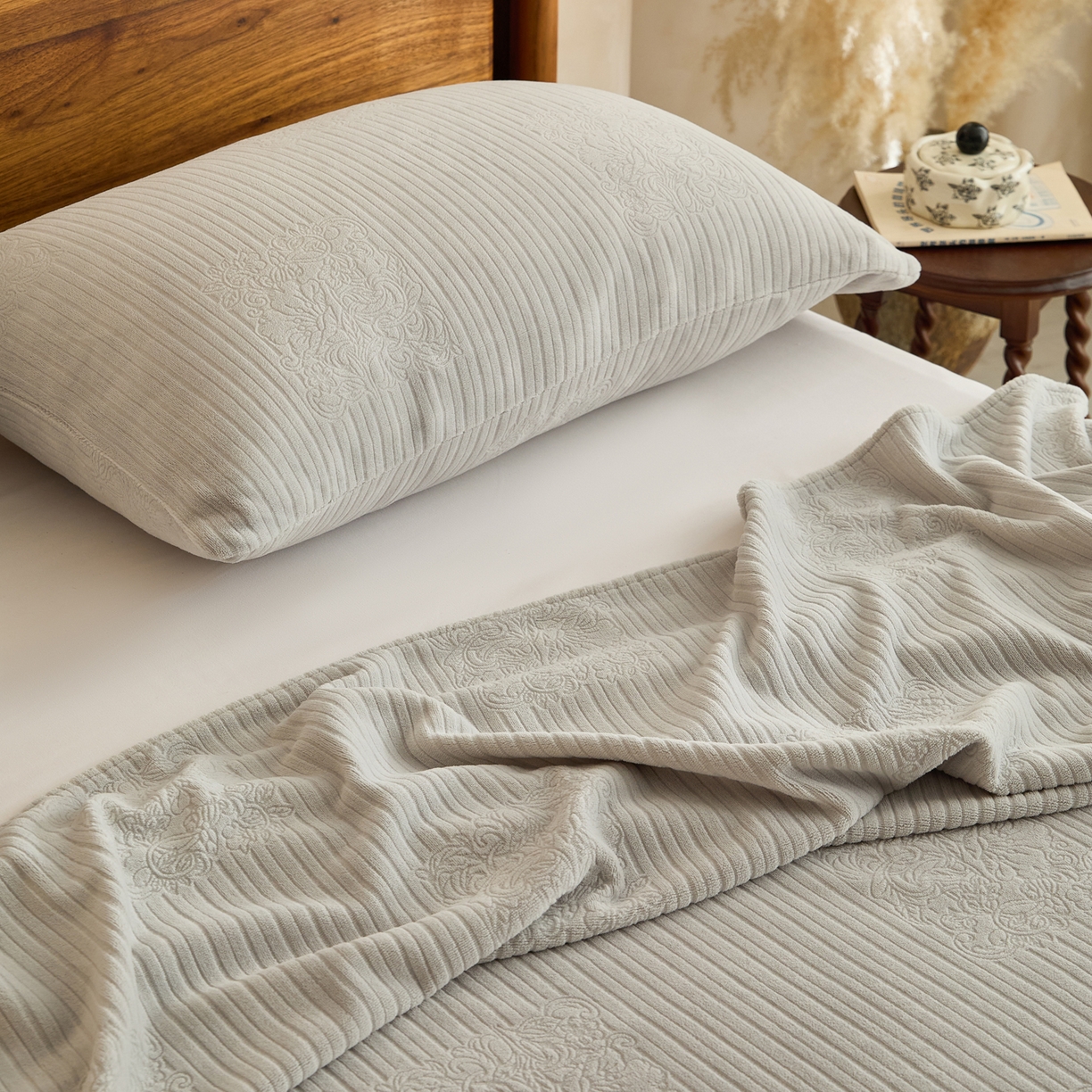 91家纺网 家纺一手货源 找家纺 早晨家纺 2025新款红金龙纯色烂花牛奶绒床单 米澜-浅灰