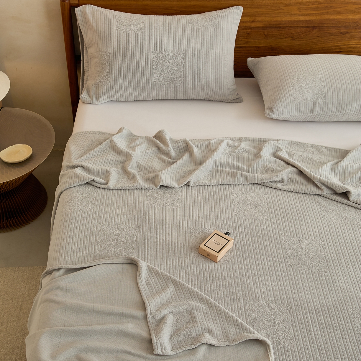 91家纺网 家纺一手货源 找家纺 早晨家纺 2025新款红金龙纯色烂花牛奶绒床单 米澜-浅灰