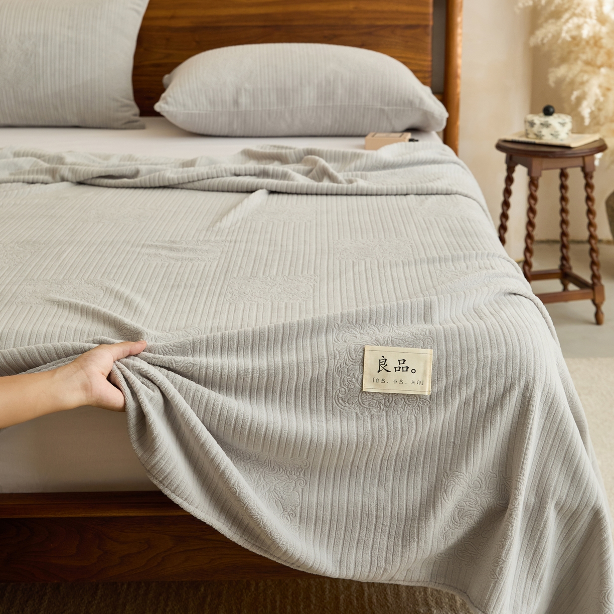 91家纺网 家纺一手货源 找家纺 早晨家纺 2025新款红金龙纯色烂花牛奶绒床单 米澜-浅灰