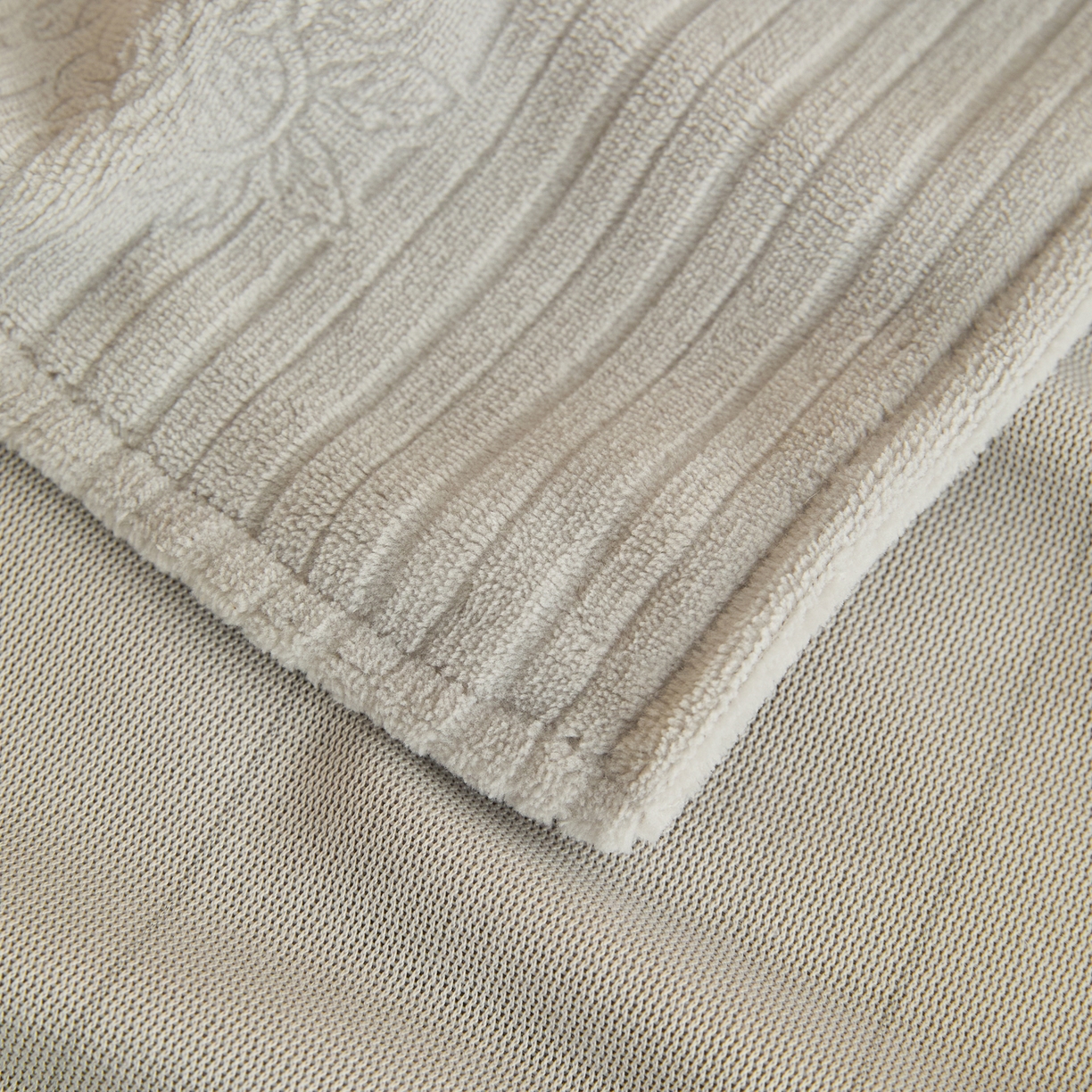 91家纺网 家纺一手货源 找家纺 早晨家纺 2025新款红金龙纯色烂花牛奶绒床单 米澜-浅灰