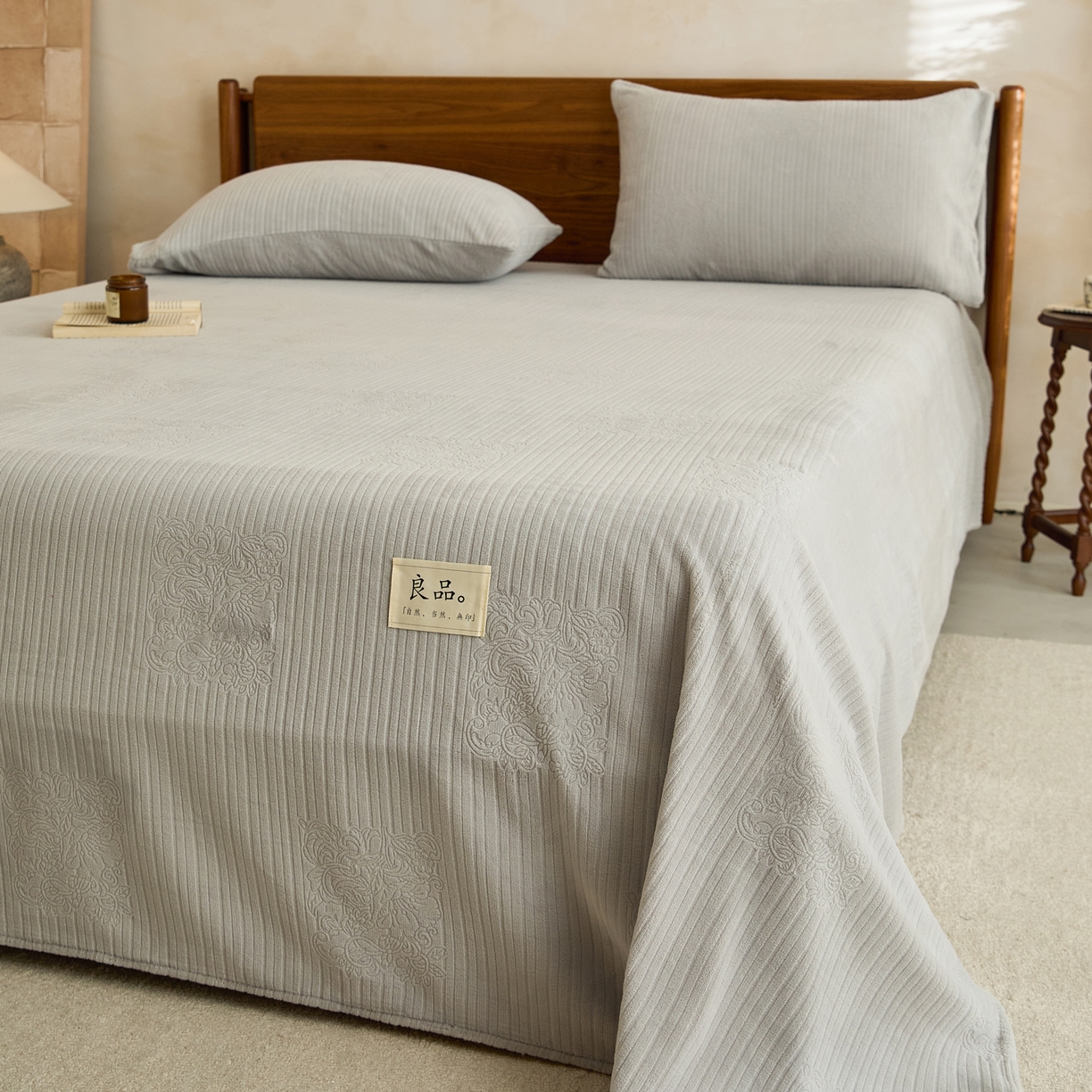 91家纺网 家纺一手货源 找家纺 早晨家纺 2025新款红金龙纯色烂花牛奶绒床单 米澜-浅灰