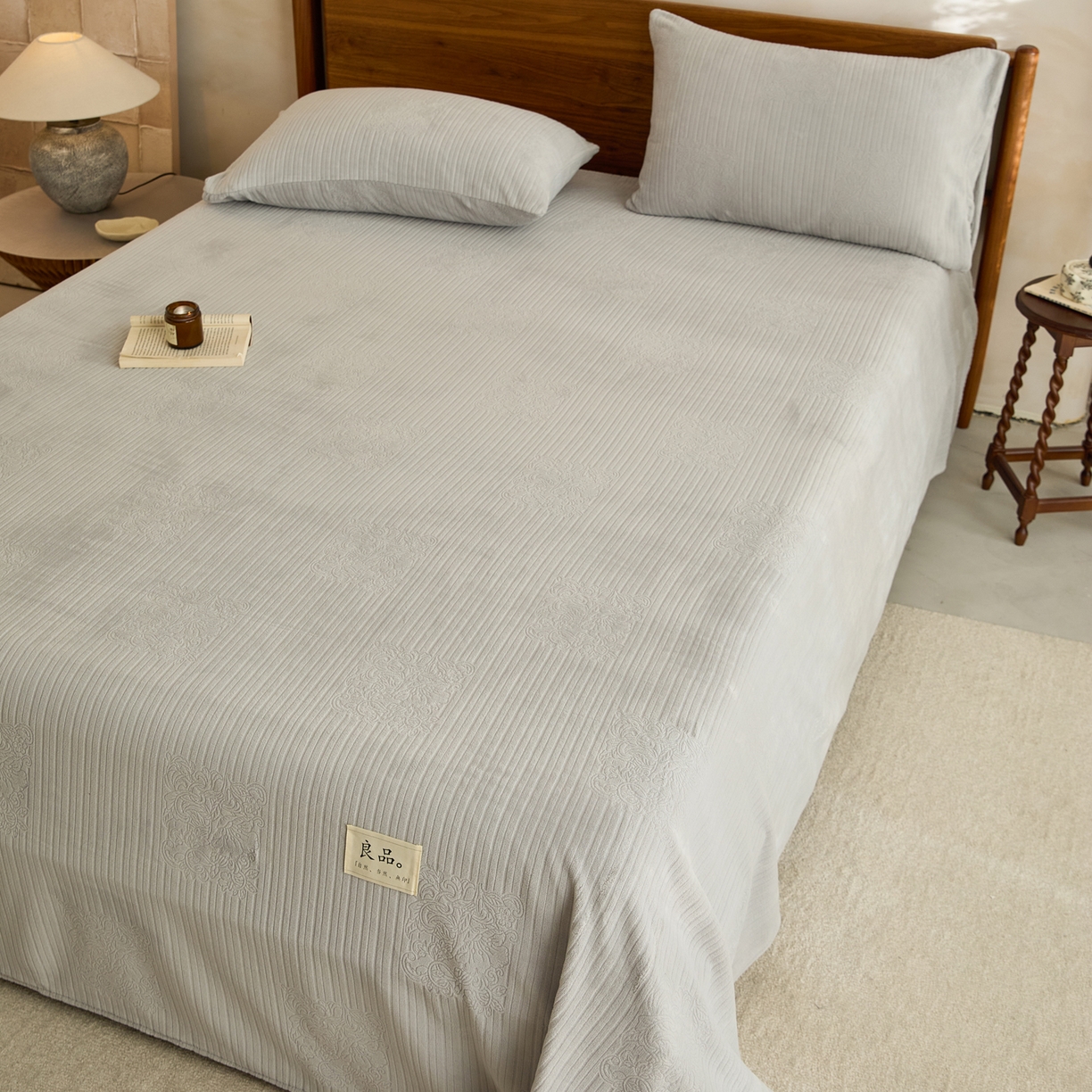 91家纺网 家纺一手货源 找家纺 早晨家纺 2025新款红金龙纯色烂花牛奶绒床单 米澜-浅灰