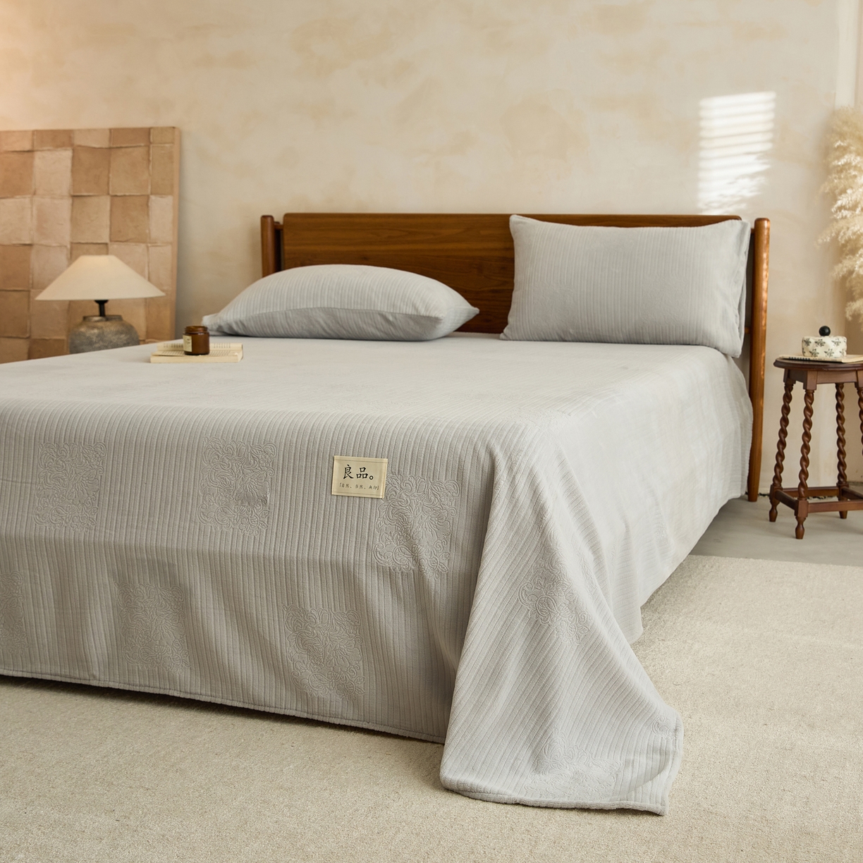 91家纺网 家纺一手货源 找家纺 早晨家纺 2025新款红金龙纯色烂花牛奶绒床单 米澜-浅灰