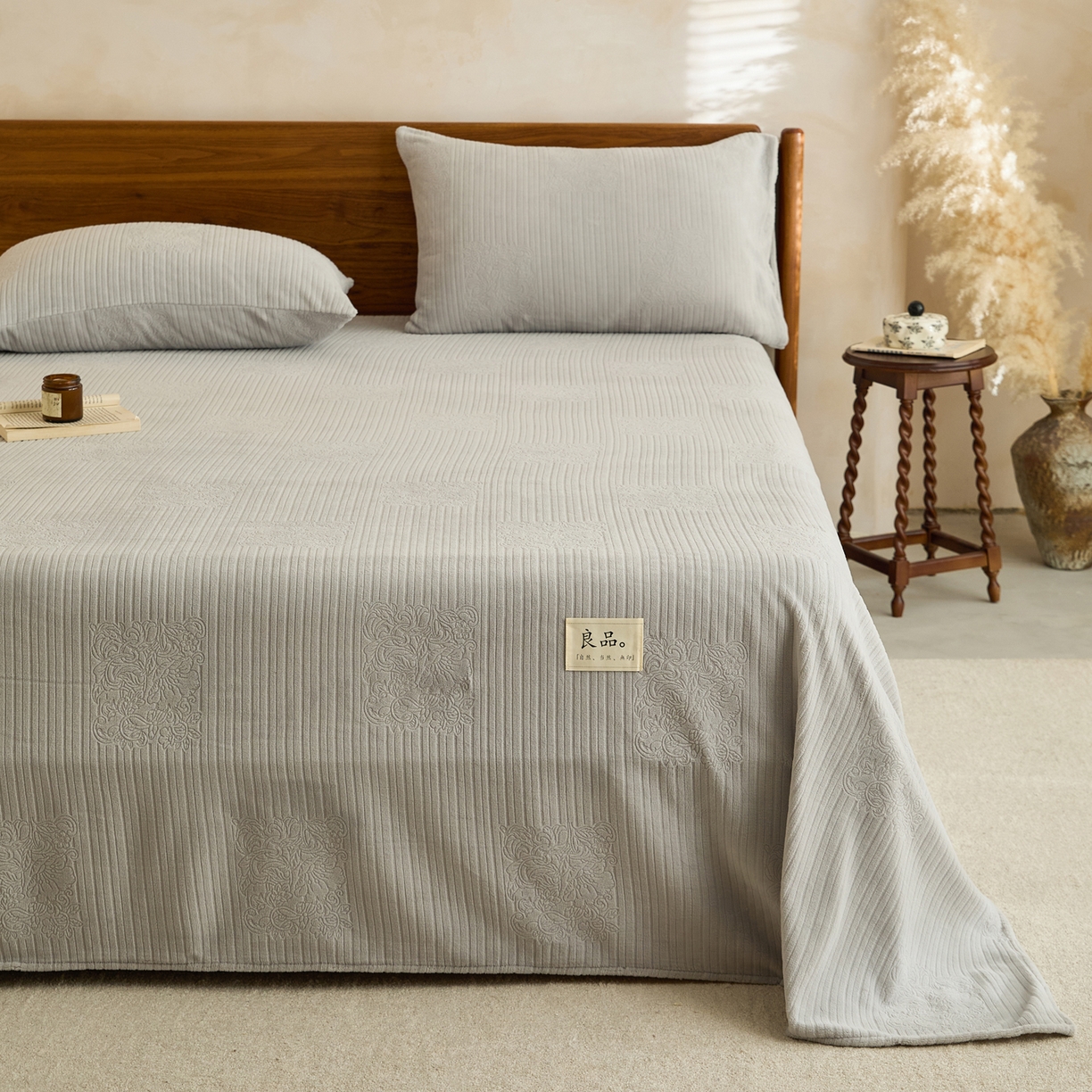 91家纺网 家纺一手货源 找家纺 早晨家纺 2025新款红金龙纯色烂花牛奶绒床单 米澜-浅灰