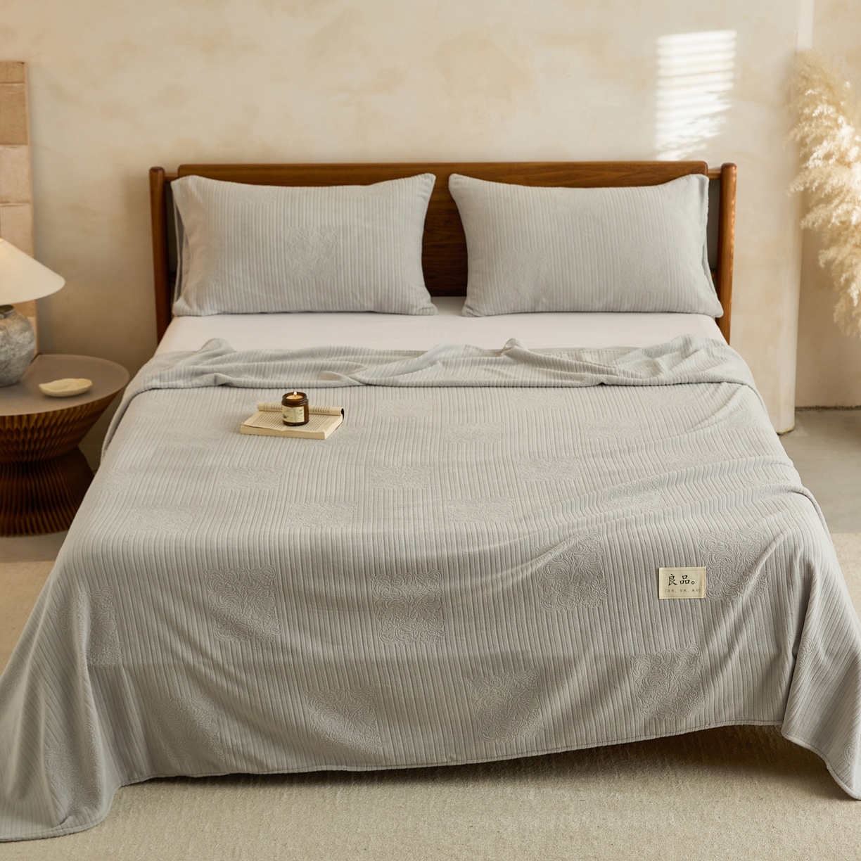 91家纺网 家纺一手货源 找家纺 早晨家纺 2025新款红金龙纯色烂花牛奶绒床单 米澜-浅灰