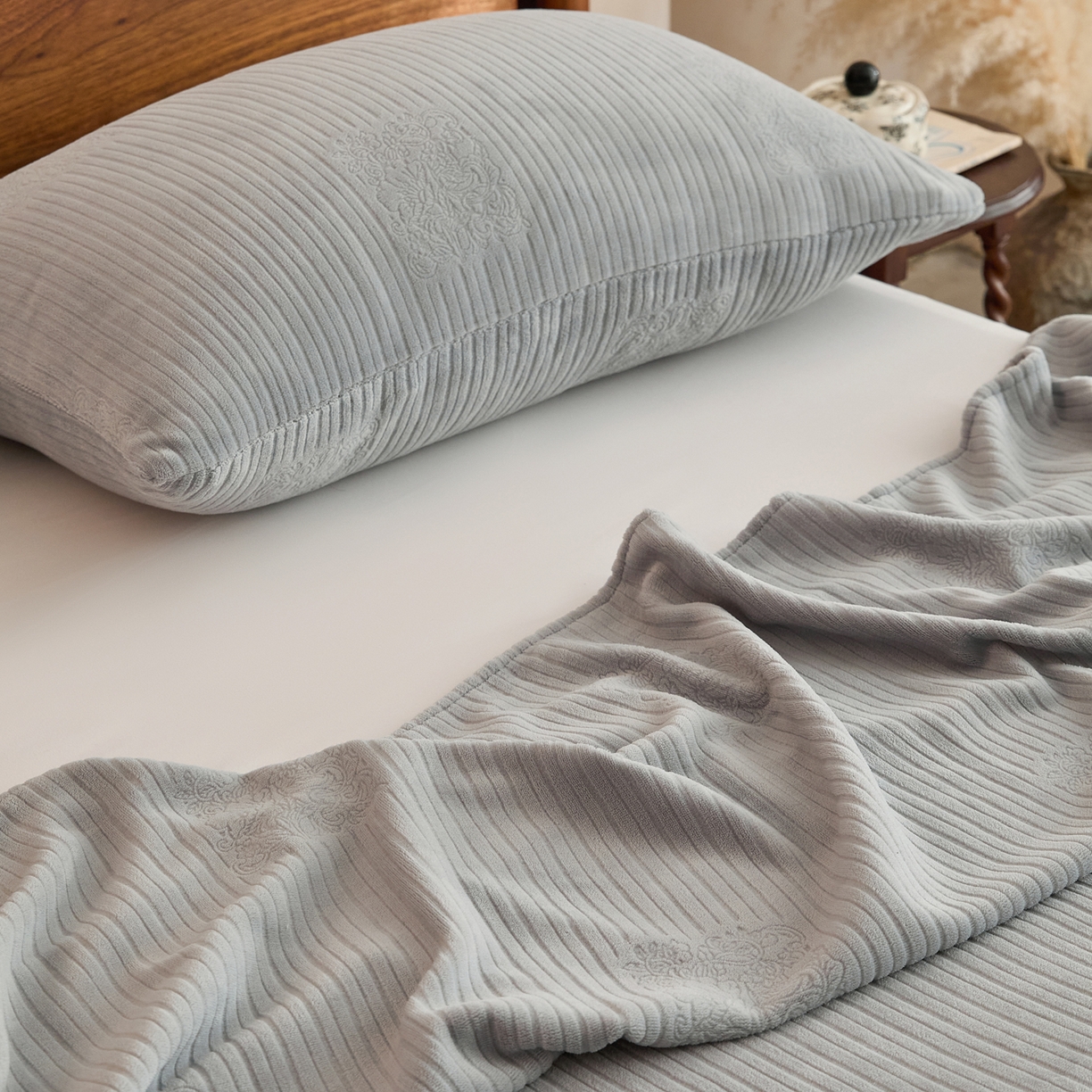 91家纺网 家纺一手货源 找家纺 早晨家纺 2025新款红金龙纯色烂花牛奶绒床单 米澜-银灰