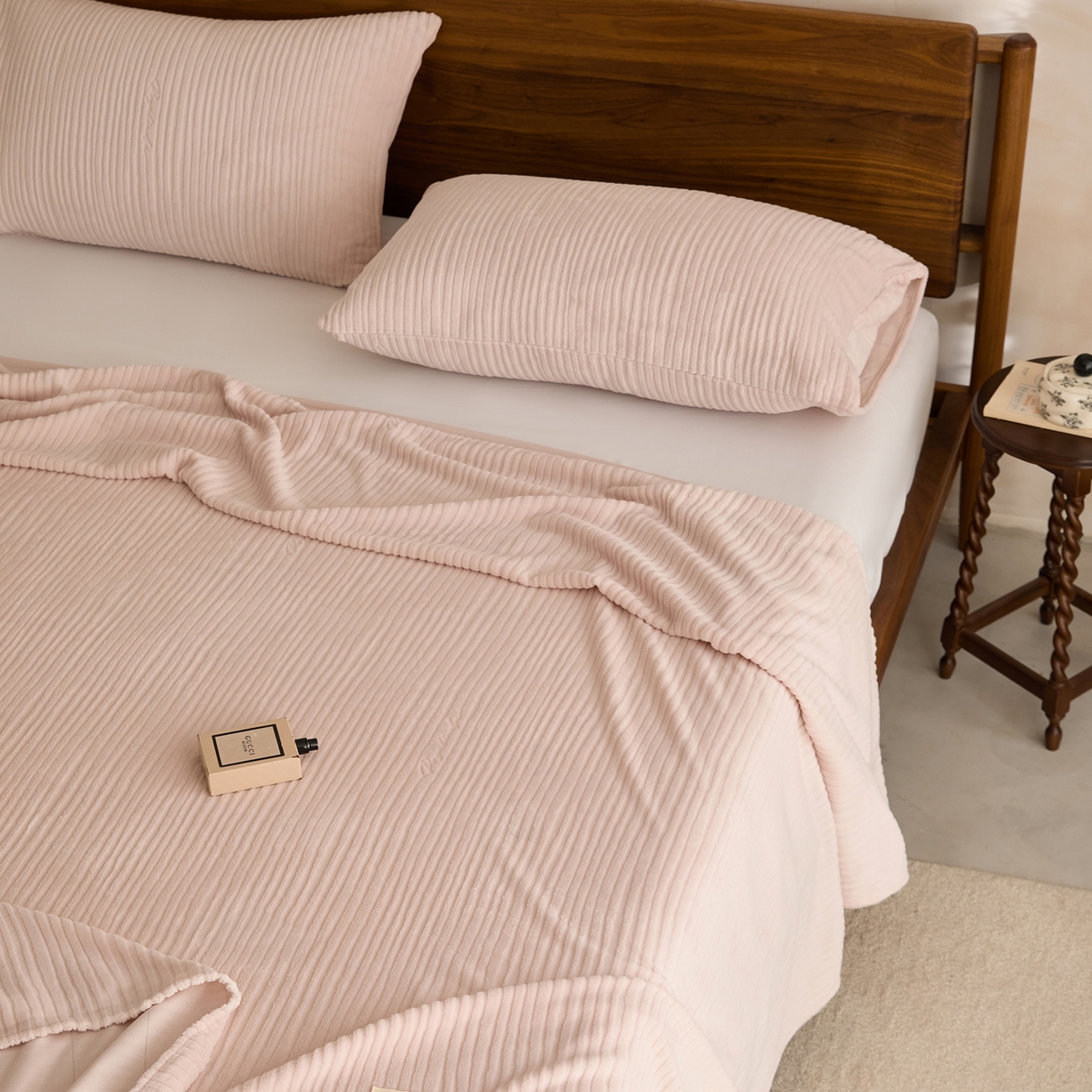 91家纺网 家纺一手货源 找家纺 早晨家纺 2025新款红金龙纯色烂花牛奶绒床单 恬憩-豆沙