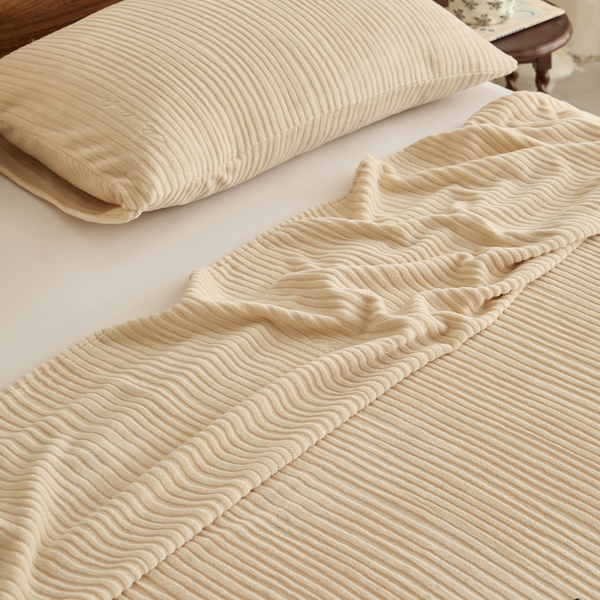 91家纺网 家纺一手货源 找家纺 早晨家纺 2025新款红金龙纯色烂花牛奶绒床单 恬憩-米驼