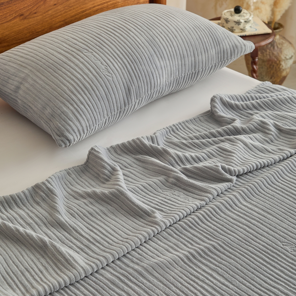 91家纺网 家纺一手货源 找家纺 早晨家纺 2025新款红金龙纯色烂花牛奶绒床单 恬憩-银灰