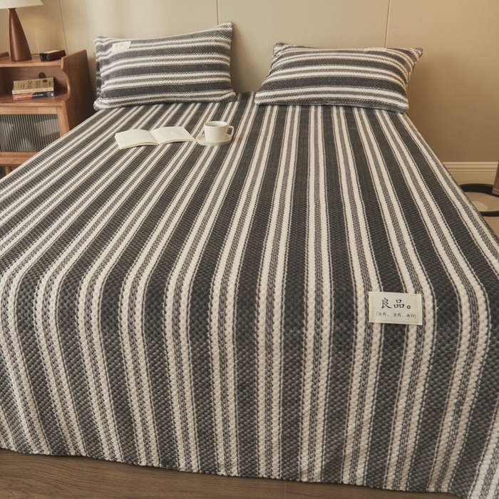 91家纺网 家纺一手货源 找家纺 早晨家纺 2025新款豆豆款高克重牛奶绒菠萝格无印风床单 豆豆绒-灰条