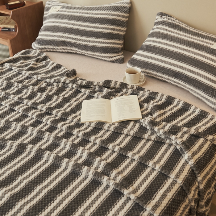 91家纺网 家纺一手货源 找家纺 早晨家纺 2025新款豆豆款高克重牛奶绒菠萝格无印风床单 豆豆绒-灰条