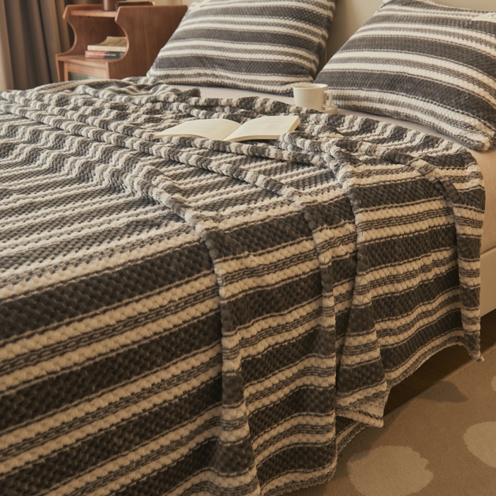 91家纺网 家纺一手货源 找家纺 早晨家纺 2025新款豆豆款高克重牛奶绒菠萝格无印风床单 豆豆绒-灰条