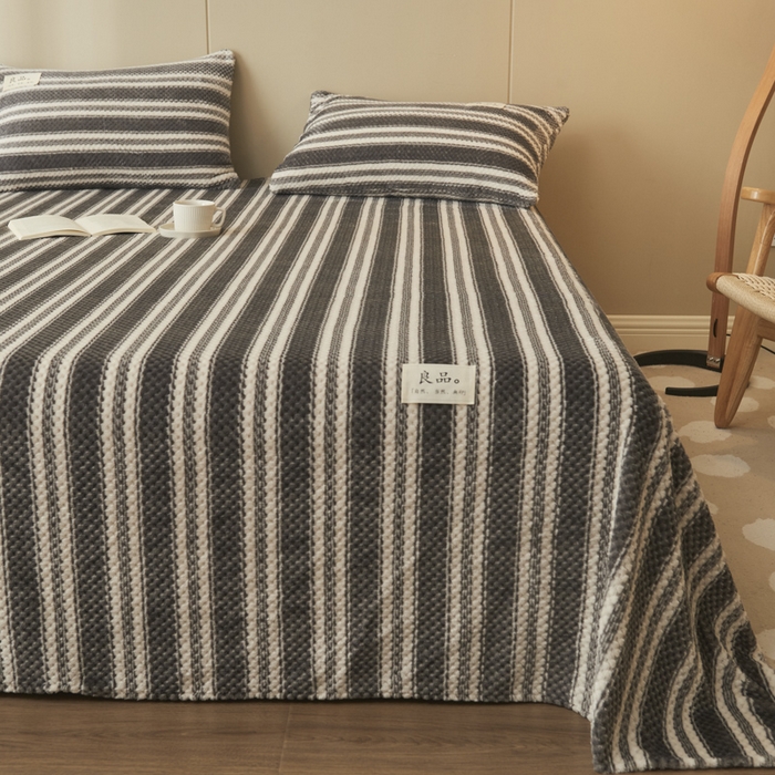 91家纺网 家纺一手货源 找家纺 早晨家纺 2025新款豆豆款高克重牛奶绒菠萝格无印风床单 豆豆绒-灰条