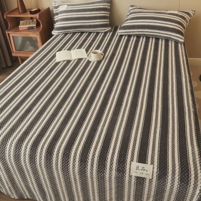 91家纺网 家纺一手货源 找家纺 早晨家纺 2025新款豆豆款高克重牛奶绒菠萝格无印风床单 豆豆绒-灰条