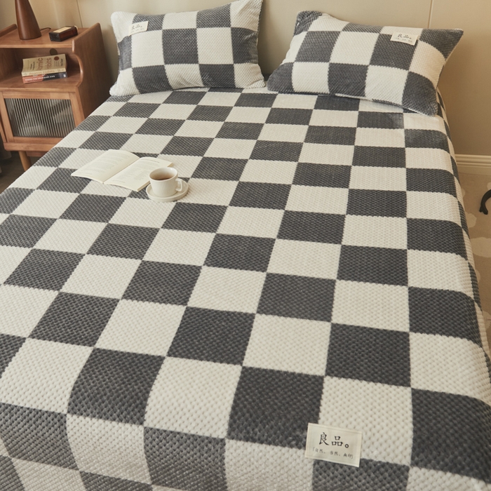 91家纺网 家纺一手货源 找家纺 早晨家纺 2025新款豆豆款高克重牛奶绒菠萝格无印风床单 豆豆绒-大方格灰