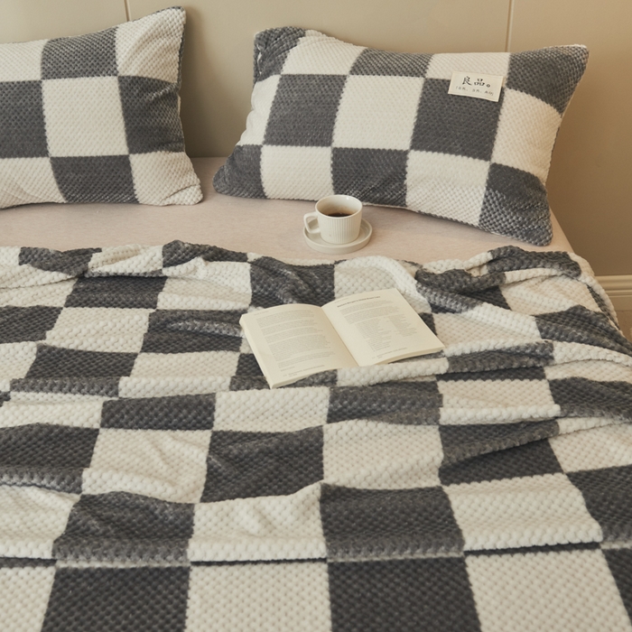 91家纺网 家纺一手货源 找家纺 早晨家纺 2025新款豆豆款高克重牛奶绒菠萝格无印风床单 豆豆绒-大方格灰