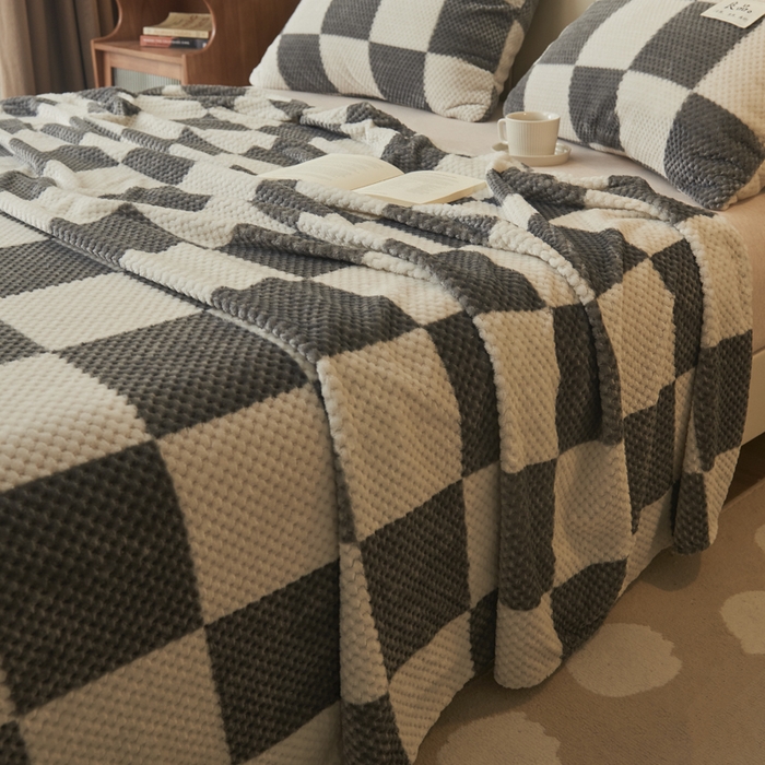 91家纺网 家纺一手货源 找家纺 早晨家纺 2025新款豆豆款高克重牛奶绒菠萝格无印风床单 豆豆绒-大方格灰