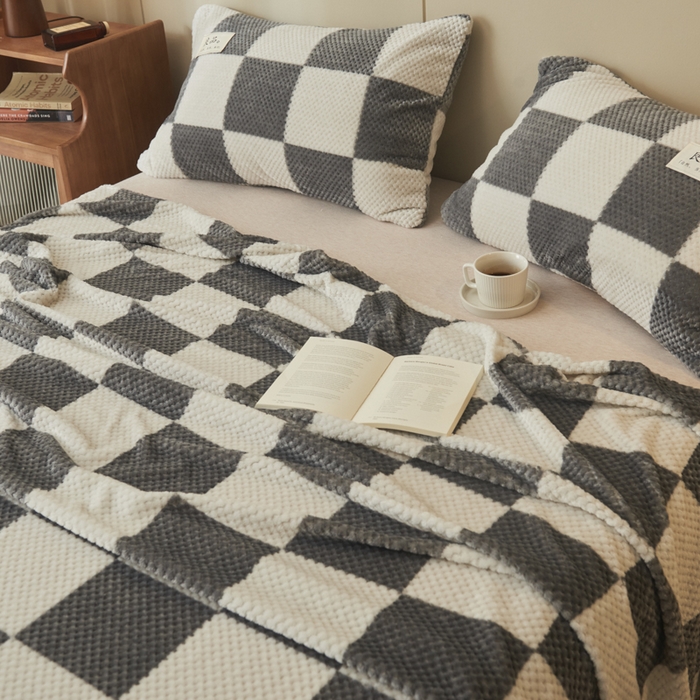 91家纺网 家纺一手货源 找家纺 早晨家纺 2025新款豆豆款高克重牛奶绒菠萝格无印风床单 豆豆绒-大方格灰