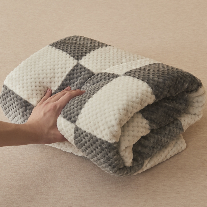 91家纺网 家纺一手货源 找家纺 早晨家纺 2025新款豆豆款高克重牛奶绒菠萝格无印风床单 豆豆绒-大方格灰