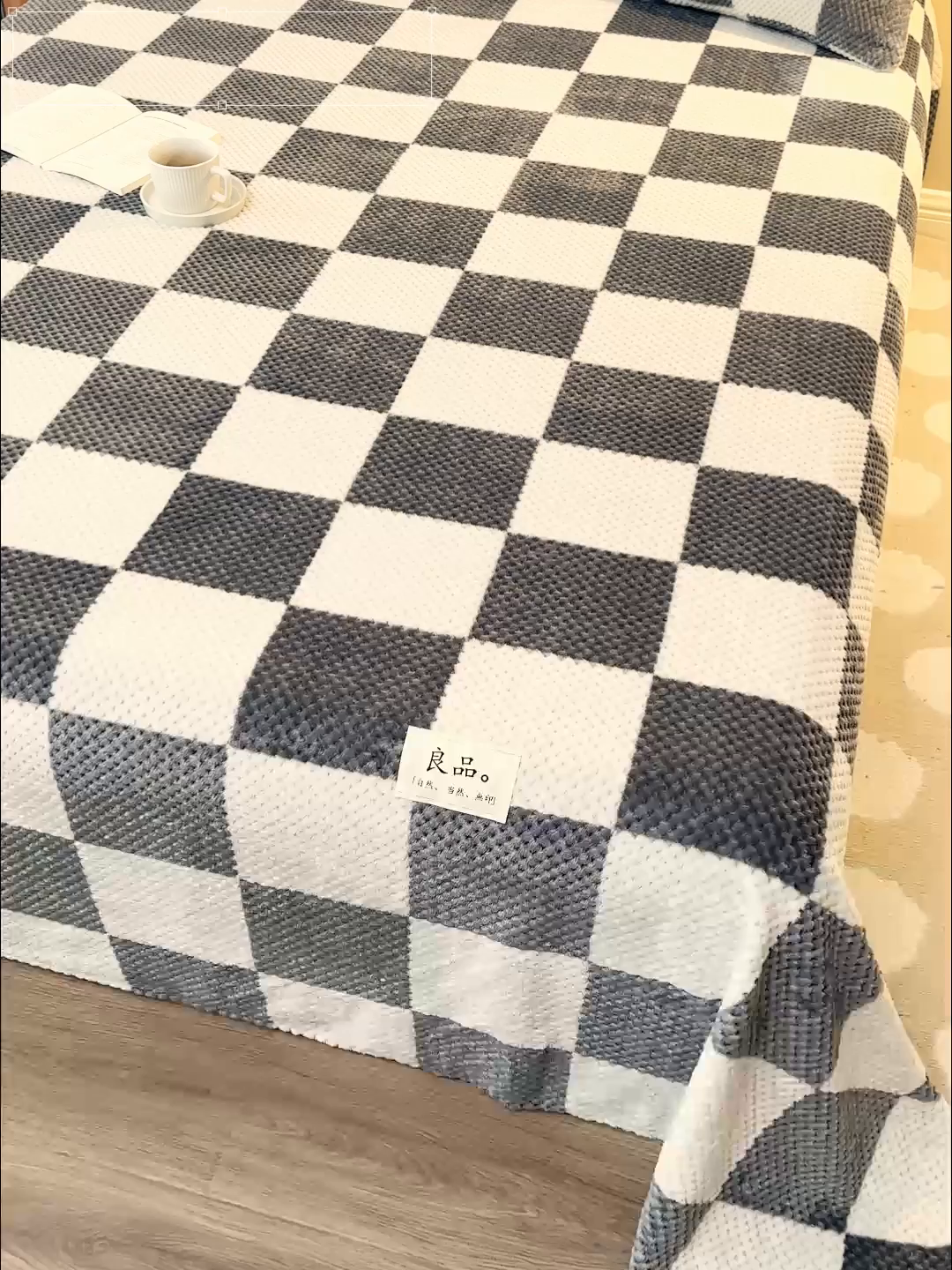 91家纺网 家纺一手货源 找家纺 早晨家纺 2025新款豆豆款高克重牛奶绒菠萝格无印风床单 豆豆绒-大方格灰