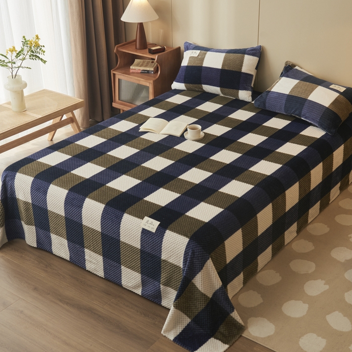 91家纺网 家纺一手货源 找家纺 早晨家纺 2025新款豆豆款高克重牛奶绒菠萝格无印风床单 豆豆绒-大方格蓝