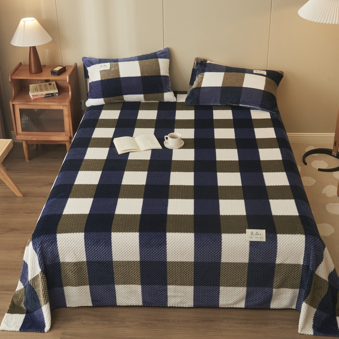 91家纺网 家纺一手货源 找家纺 早晨家纺 2025新款豆豆款高克重牛奶绒菠萝格无印风床单 豆豆绒-大方格蓝