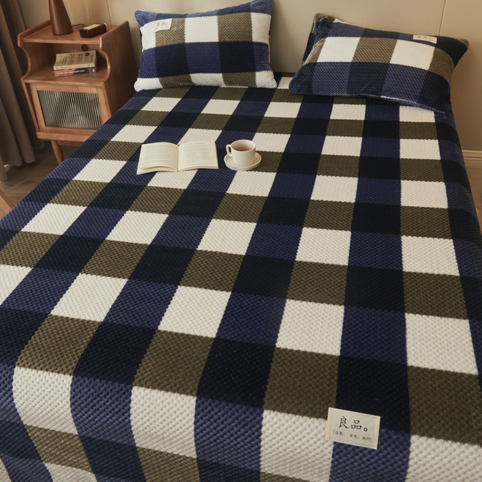 91家纺网 家纺一手货源 找家纺 早晨家纺 2025新款豆豆款高克重牛奶绒菠萝格无印风床单 豆豆绒-大方格蓝