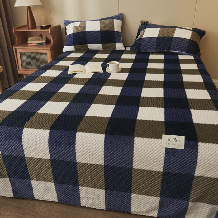 91家纺网 家纺一手货源 找家纺 早晨家纺 2025新款豆豆款高克重牛奶绒菠萝格无印风床单 豆豆绒-大方格蓝
