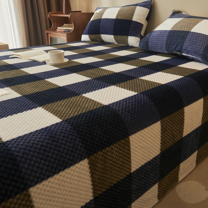 91家纺网 家纺一手货源 找家纺 早晨家纺 2025新款豆豆款高克重牛奶绒菠萝格无印风床单 豆豆绒-大方格蓝