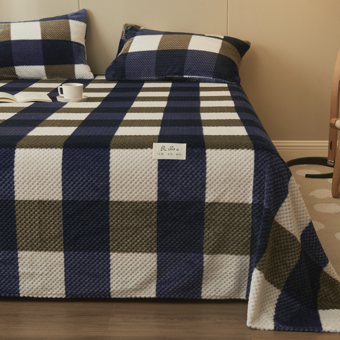 91家纺网 家纺一手货源 找家纺 早晨家纺 2025新款豆豆款高克重牛奶绒菠萝格无印风床单 豆豆绒-大方格蓝