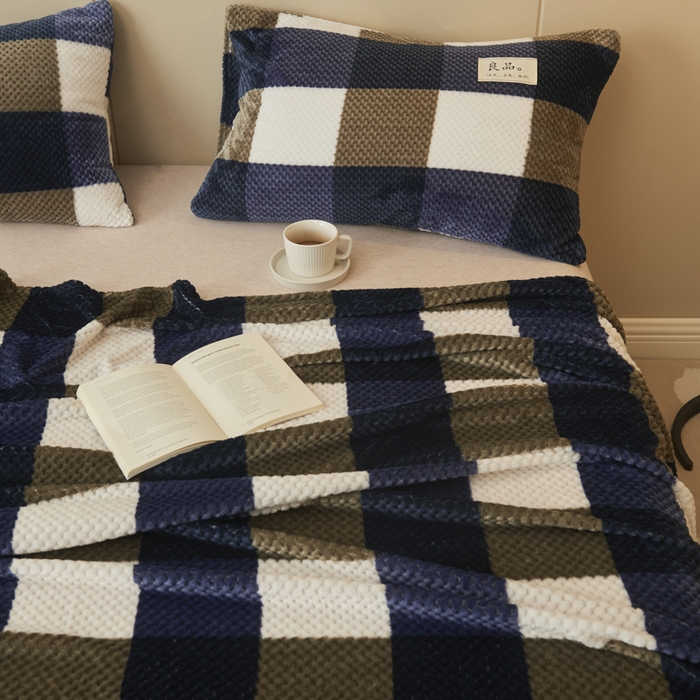 91家纺网 家纺一手货源 找家纺 早晨家纺 2025新款豆豆款高克重牛奶绒菠萝格无印风床单 豆豆绒-大方格蓝