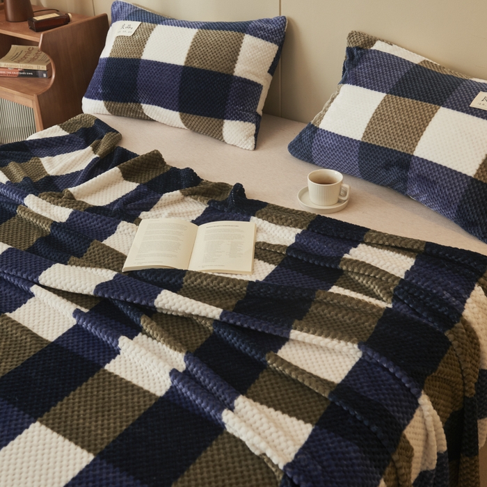 91家纺网 家纺一手货源 找家纺 早晨家纺 2025新款豆豆款高克重牛奶绒菠萝格无印风床单 豆豆绒-大方格蓝