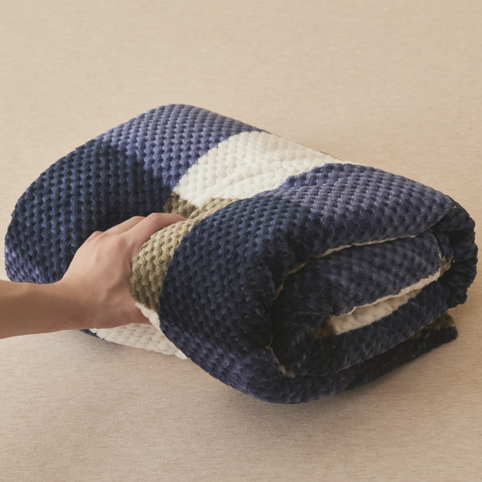 91家纺网 家纺一手货源 找家纺 早晨家纺 2025新款豆豆款高克重牛奶绒菠萝格无印风床单 豆豆绒-大方格蓝