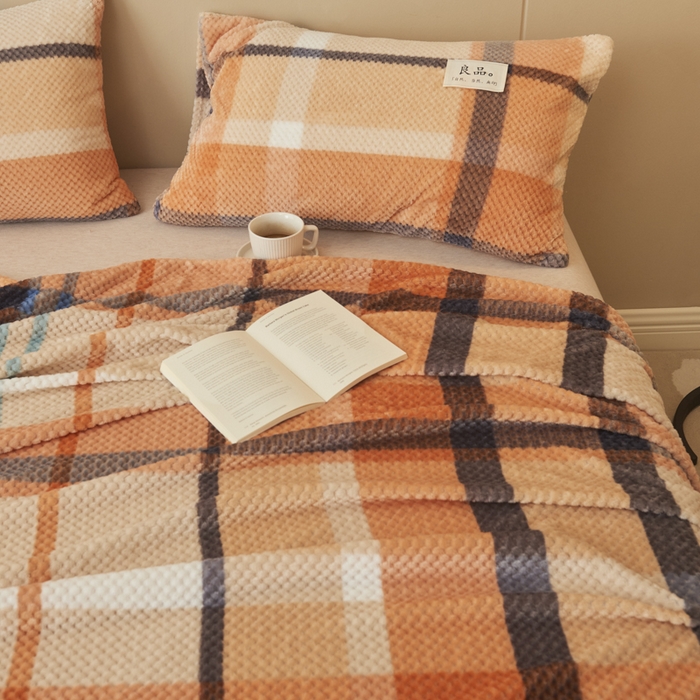 91家纺网 家纺一手货源 找家纺 早晨家纺 2025新款豆豆款高克重牛奶绒菠萝格无印风床单 豆豆绒-大格橙