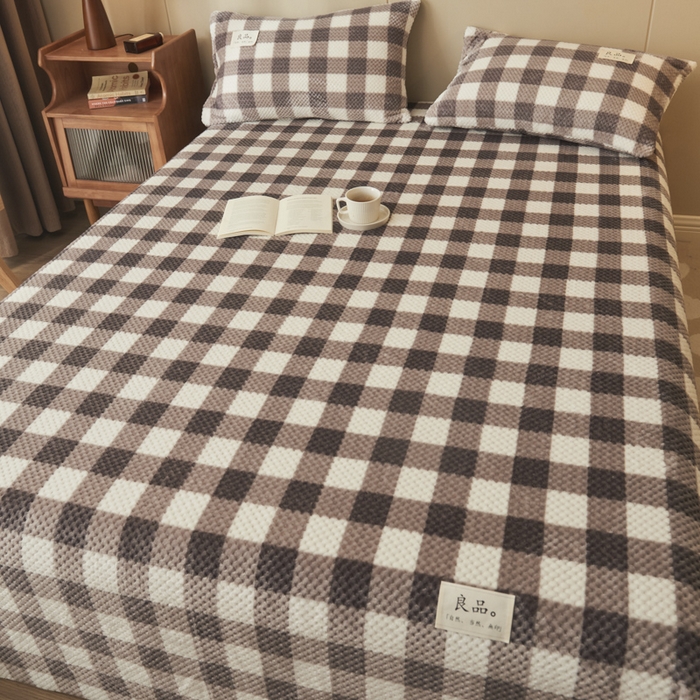 91家纺网 家纺一手货源 找家纺 早晨家纺 2025新款豆豆款高克重牛奶绒菠萝格无印风床单 豆豆绒-多格咖