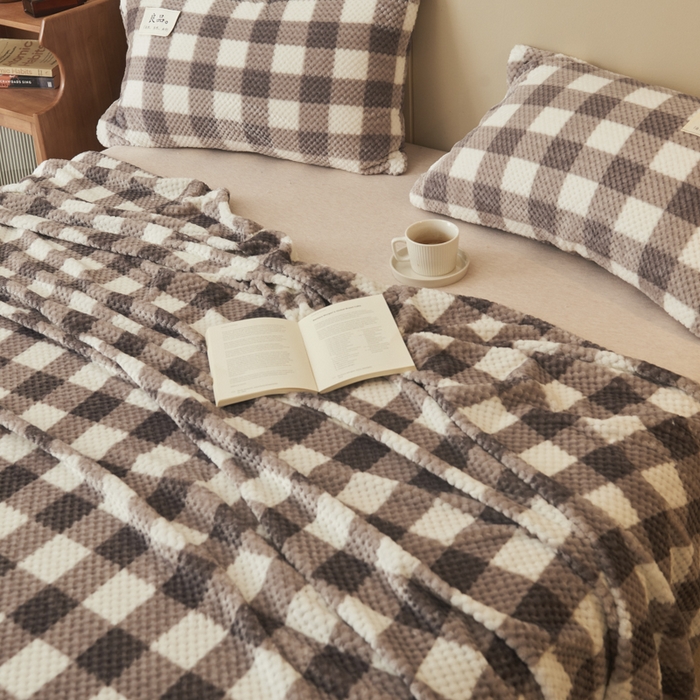 91家纺网 家纺一手货源 找家纺 早晨家纺 2025新款豆豆款高克重牛奶绒菠萝格无印风床单 豆豆绒-多格咖